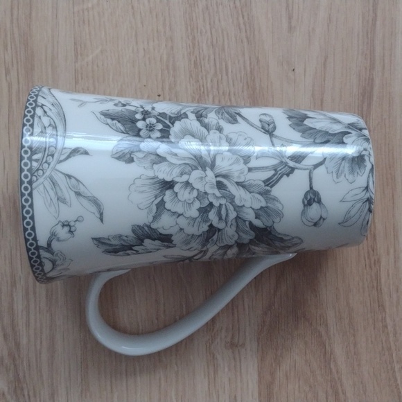 222 Fifth Adelaide Black & White Floral & Bird Toilet  Latte 16 Oz. Mug NWOT - Picture 2 of 4